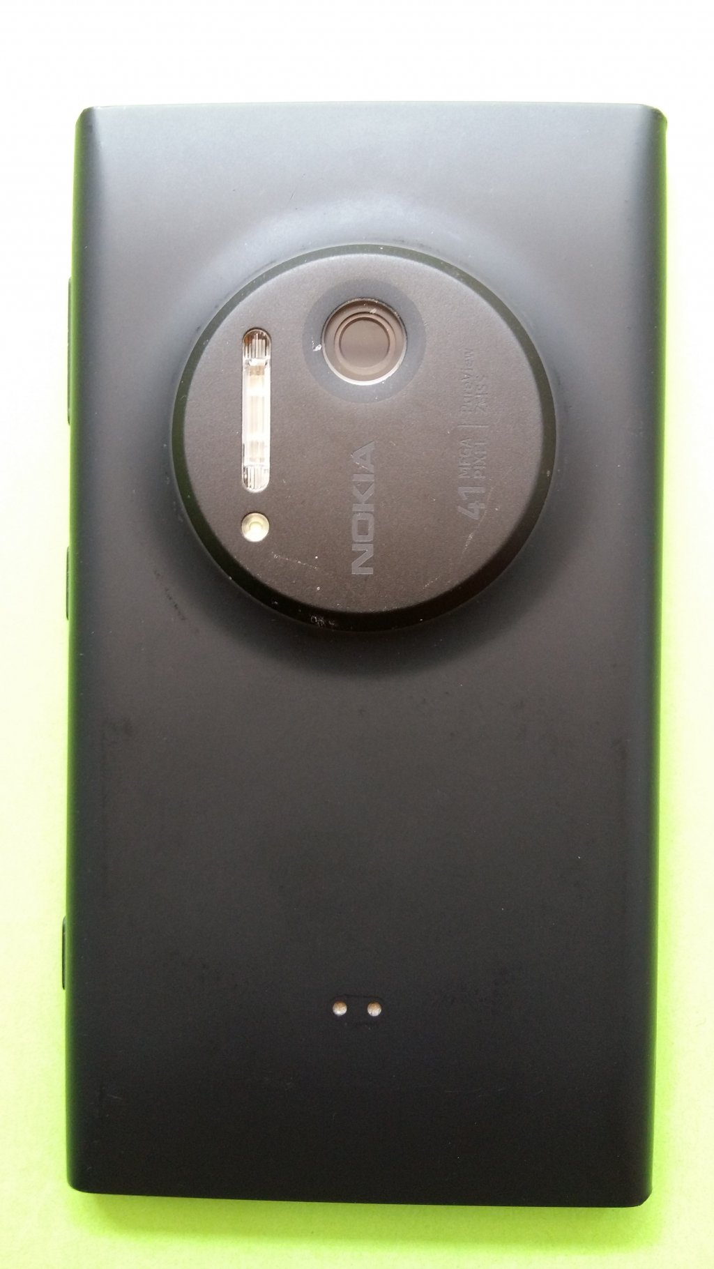 image-8259170-Nokia_1020_Lumia_(1)2.w640.jpg
